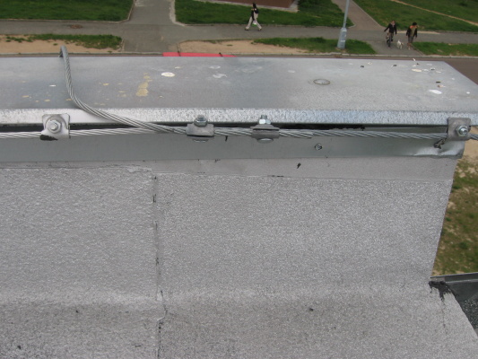 24.4.09 oprava střechy- ukončovací lišta úplně mimo.jpg