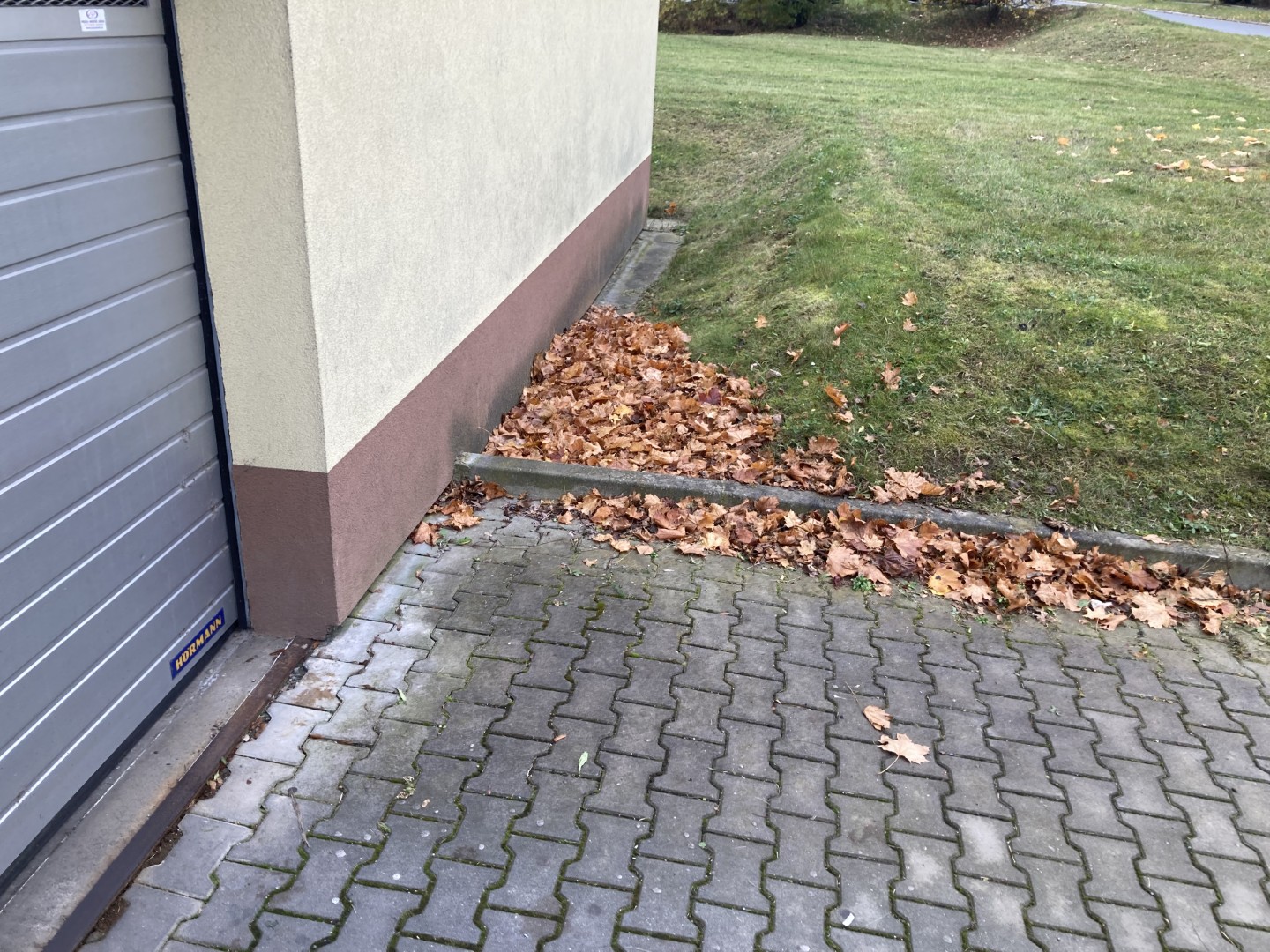 8.11.2025 úklid listí před garážemi (6)