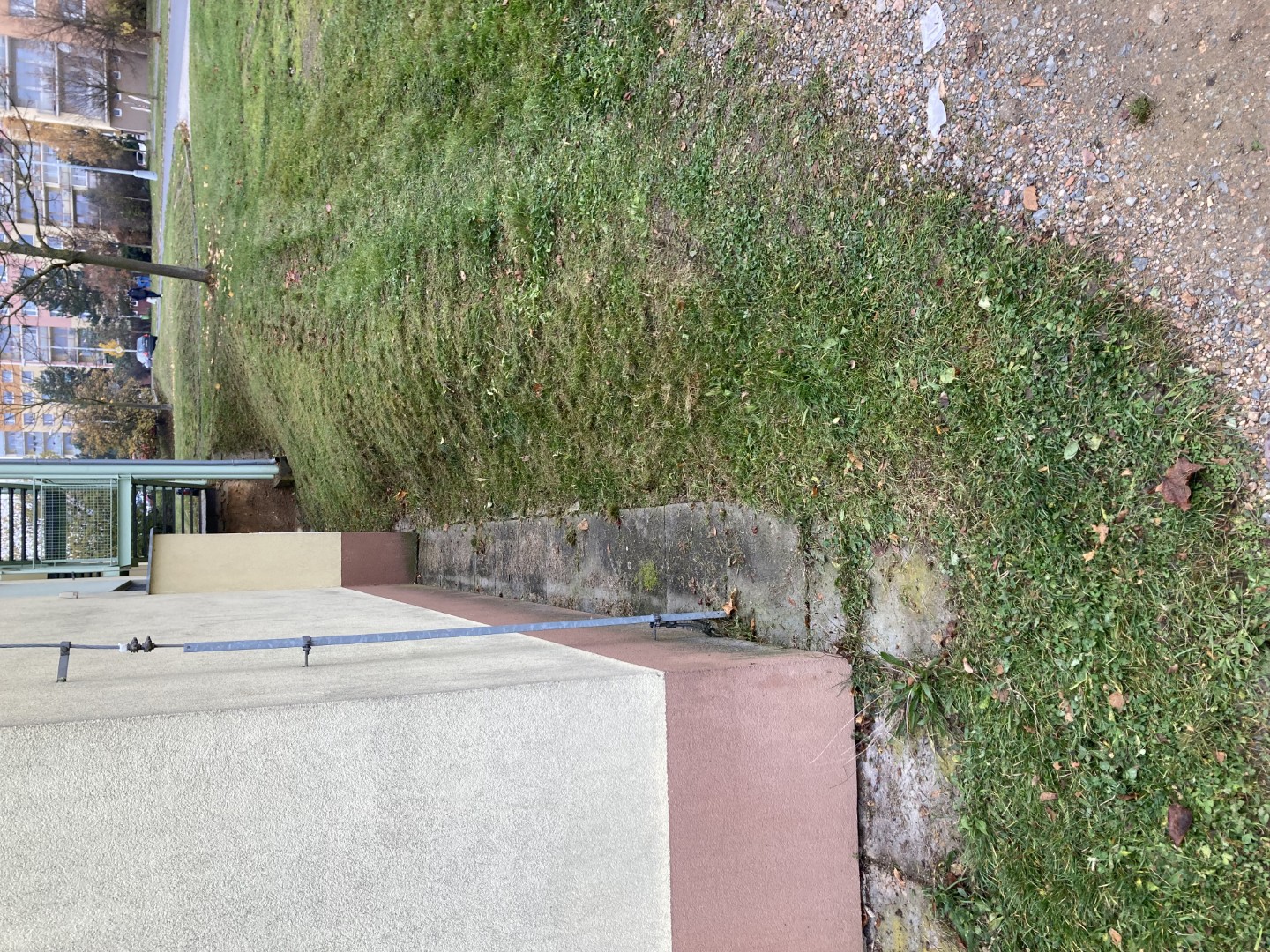 8.11.2025 úklid listí před garážemi (3)