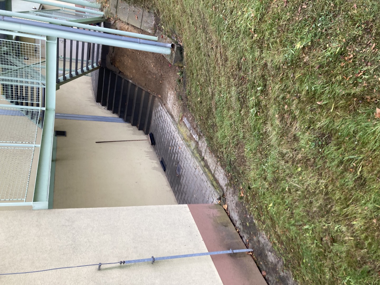 8.11.2025 úklid listí před garážemi (2)